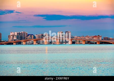 Vue crépusculaire de Sarasota skyline en floride, États-Unis Banque D'Images