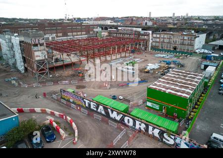 Canal Street, Digbeth, Birmingham, 21 août 2024 - construction en cours des nouveaux studios de la BBC à Digbeth, Birmingham. Une fois terminé, Midlands et d'autres productions de la BBC seront transférées de la Mailbox et d'autres zones vers le quartier créatif de la ville sur le site de Digbeth. Le bâtiment en cours de conversion est l'ancienne usine Typhoo Tea qui a fonctionné de 1929 jusqu'à sa fermeture en 1978, depuis que l'usine était abandonnée et inutilisée. Une fois terminé, le nouveau site sera à côté de HS2, permettant au personnel de se déplacer facilement depuis et vers Londres. Le bâtiment a également joué dans le film de Steven Spielberg, Ready Player One Banque D'Images