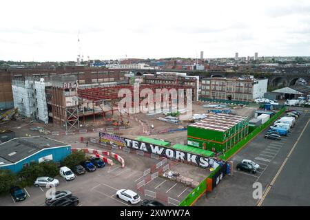 Canal Street, Digbeth, Birmingham, 21 août 2024 - construction en cours des nouveaux studios de la BBC à Digbeth, Birmingham. Une fois terminé, Midlands et d'autres productions de la BBC seront transférées de la Mailbox et d'autres zones vers le quartier créatif de la ville sur le site de Digbeth. Le bâtiment en cours de conversion est l'ancienne usine Typhoo Tea qui a fonctionné de 1929 jusqu'à sa fermeture en 1978, depuis que l'usine était abandonnée et inutilisée. Une fois terminé, le nouveau site sera à côté de HS2, permettant au personnel de se déplacer facilement depuis et vers Londres. Le bâtiment a également joué dans le film de Steven Spielberg, Ready Player One Banque D'Images