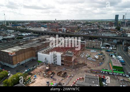 Canal Street, Digbeth, Birmingham, 21 août 2024 - construction en cours des nouveaux studios de la BBC à Digbeth, Birmingham. Une fois terminé, Midlands et d'autres productions de la BBC seront transférées de la Mailbox et d'autres zones vers le quartier créatif de la ville sur le site de Digbeth. Le bâtiment en cours de conversion est l'ancienne usine Typhoo Tea qui a fonctionné de 1929 jusqu'à sa fermeture en 1978, depuis que l'usine était abandonnée et inutilisée. Une fois terminé, le nouveau site sera à côté de HS2, permettant au personnel de se déplacer facilement depuis et vers Londres. Le bâtiment a également joué dans le film de Steven Spielberg, Ready Player One Banque D'Images