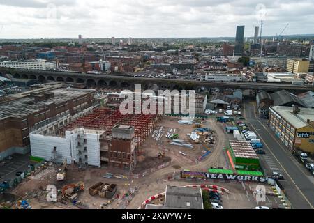 Canal Street, Digbeth, Birmingham, 21 août 2024 - construction en cours des nouveaux studios de la BBC à Digbeth, Birmingham. Une fois terminé, Midlands et d'autres productions de la BBC seront transférées de la Mailbox et d'autres zones vers le quartier créatif de la ville sur le site de Digbeth. Le bâtiment en cours de conversion est l'ancienne usine Typhoo Tea qui a fonctionné de 1929 jusqu'à sa fermeture en 1978, depuis que l'usine était abandonnée et inutilisée. Une fois terminé, le nouveau site sera à côté de HS2, permettant au personnel de se déplacer facilement depuis et vers Londres. Le bâtiment a également joué dans le film de Steven Spielberg, Ready Player One Banque D'Images