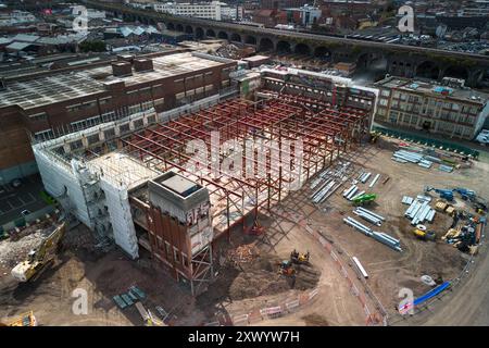 Canal Street, Digbeth, Birmingham, 21 août 2024 - construction en cours des nouveaux studios de la BBC à Digbeth, Birmingham. Une fois terminé, Midlands et d'autres productions de la BBC seront transférées de la Mailbox et d'autres zones vers le quartier créatif de la ville sur le site de Digbeth. Le bâtiment en cours de conversion est l'ancienne usine Typhoo Tea qui a fonctionné de 1929 jusqu'à sa fermeture en 1978, depuis que l'usine était abandonnée et inutilisée. Une fois terminé, le nouveau site sera à côté de HS2, permettant au personnel de se déplacer facilement depuis et vers Londres. Le bâtiment a également joué dans le film de Steven Spielberg, Ready Player One Banque D'Images