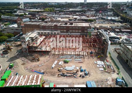 Canal Street, Digbeth, Birmingham, 21 août 2024 - construction en cours des nouveaux studios de la BBC à Digbeth, Birmingham. Une fois terminé, Midlands et d'autres productions de la BBC seront transférées de la Mailbox et d'autres zones vers le quartier créatif de la ville sur le site de Digbeth. Le bâtiment en cours de conversion est l'ancienne usine Typhoo Tea qui a fonctionné de 1929 jusqu'à sa fermeture en 1978, depuis que l'usine était abandonnée et inutilisée. Une fois terminé, le nouveau site sera à côté de HS2, permettant au personnel de se déplacer facilement depuis et vers Londres. Le bâtiment a également joué dans le film de Steven Spielberg, Ready Player One Banque D'Images