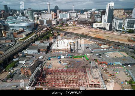 Canal Street, Digbeth, Birmingham, 21 août 2024 - construction en cours des nouveaux studios de la BBC à Digbeth, Birmingham. Une fois terminé, Midlands et d'autres productions de la BBC seront transférées de la Mailbox et d'autres zones vers le quartier créatif de la ville sur le site de Digbeth. Le bâtiment en cours de conversion est l'ancienne usine Typhoo Tea qui a fonctionné de 1929 jusqu'à sa fermeture en 1978, depuis que l'usine était abandonnée et inutilisée. Une fois terminé, le nouveau site sera à côté de HS2, permettant au personnel de se déplacer facilement depuis et vers Londres. Le bâtiment a également joué dans le film de Steven Spielberg, Ready Player One Banque D'Images