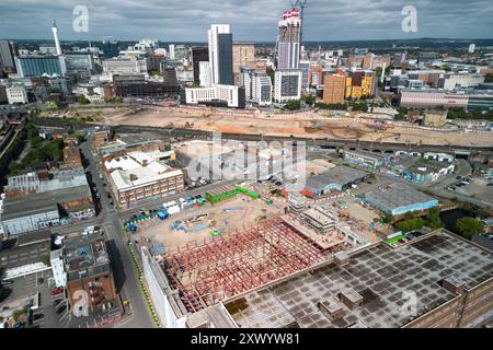 Canal Street, Digbeth, Birmingham, 21 août 2024 - construction en cours des nouveaux studios de la BBC à Digbeth, Birmingham. Une fois terminé, Midlands et d'autres productions de la BBC seront transférées de la Mailbox et d'autres zones vers le quartier créatif de la ville sur le site de Digbeth. Le bâtiment en cours de conversion est l'ancienne usine Typhoo Tea qui a fonctionné de 1929 jusqu'à sa fermeture en 1978, depuis que l'usine était abandonnée et inutilisée. Une fois terminé, le nouveau site sera à côté de HS2, permettant au personnel de se déplacer facilement depuis et vers Londres. Le bâtiment a également joué dans le film de Steven Spielberg, Ready Player One Banque D'Images