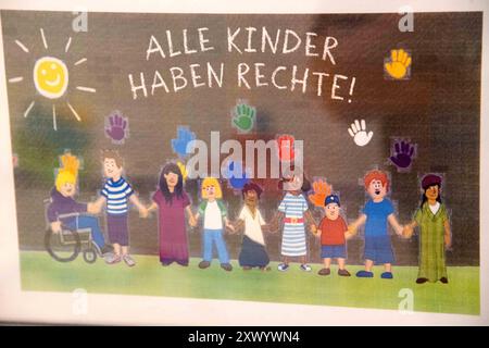 Schild ALLE KINDER HABEN RECHTE, Bild, Saskia ESKEN, SPD-Bundesvorsitzende Sarah PHILIPP, SPD Landesvorsitzende NRW, Serdar YUEKSEL, SPD, MDL, besuchen eine Kita der AWO à Bochum, 21.08.2024. *** Sign ALLE KINDER HABEN RECHTE , photo, Saskia ESKEN, SPD Présidente fédérale Sarah PHILIPP, SPD Présidente d'Etat NRW, Serdar YUEKSEL, SPD, député, visite d'une garderie AWO à Bochum, 21 08 2024 Banque D'Images