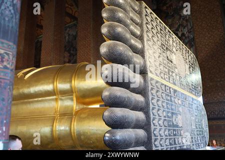 Bangkok, Thaïlande - 9 juin 2024 : Une figurine des pieds du Bouddha couché de Wat Pho Banque D'Images