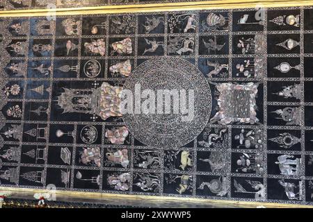 Bangkok, Thaïlande - 9 juin 2024 : Une figurine des pieds du Bouddha couché de Wat Pho Banque D'Images