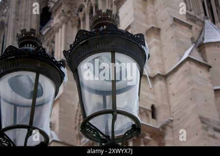 Lanternes avec des couronnes en hiver, avec des glaçons suspendus, devant notre-Dame Banque D'Images