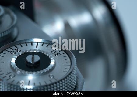 Plan macro de la roue de transport de film avec compteur d'images d'un appareil photo SLR analogique des années 1950 Banque D'Images