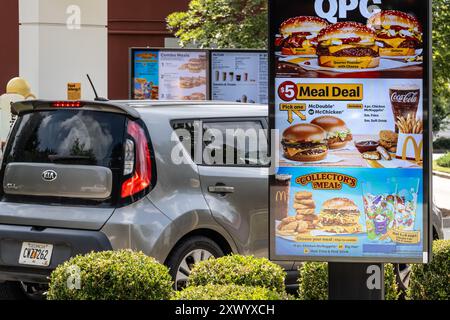 McDrive d'un restaurant McDonald's avec publicité sur le panneau de menu à Buford, Géorgie. (ÉTATS-UNIS) Banque D'Images