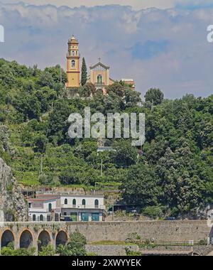 Conca dei Marini, Italie - 27 juin 2014 : église San Pancrazio Martire au sommet de la colline Côte amalfitaine voyage Sud Italien Sunny Summer Day. Banque D'Images