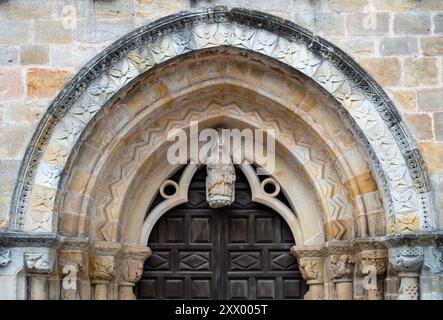 Villaviciosa, Asturien, Santa María de la Oliva, Portal mit hängendem Schlussstein Banque D'Images