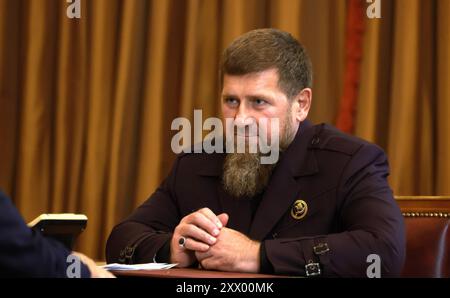 Grozny, Russie. 20 août 2024. Le dirigeant tchétchène Ramzan Kadyrov, écoute le président russe Vladimir Poutine, lors d'une réunion en face à face, le 20 août 2024 à Grozny, République tchétchène, Russie. La visite surprise de Poutine est sa première dans la région depuis 2011. Crédit : Vyacheslav Prokofyev/Kremlin Pool/Alamy Live News Banque D'Images