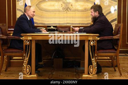 Grozny, Russie. 20 août 2024. Le président russe Vladimir Poutine, à gauche, tient une rencontre en face à face avec le dirigeant tchétchène Ramzan Kadyrov, à droite, le 20 août 2024 à Grozny, en République tchétchène, Russie. La visite surprise de Poutine est sa première dans la région depuis 2011. Crédit : Vyacheslav Prokofyev/Kremlin Pool/Alamy Live News Banque D'Images