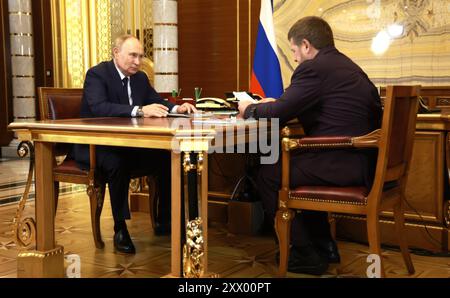 Grozny, Russie. 20 août 2024. Le président russe Vladimir Poutine, à gauche, tient une rencontre en face à face avec le dirigeant tchétchène Ramzan Kadyrov, à droite, le 20 août 2024 à Grozny, en République tchétchène, Russie. La visite surprise de Poutine est sa première dans la région depuis 2011. Crédit : Vyacheslav Prokofyev/Kremlin Pool/Alamy Live News Banque D'Images