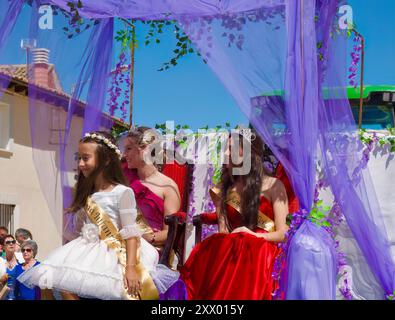 Fête du village reines sur un flotteur pendant les célébrations pour l'Assomption de la Vierge Marie 15 août 2024 Lantadilla Palencia Castille et Léon Espagne Banque D'Images