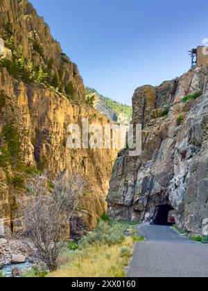 Buffalo Bill Dam State Park montre les falaises de montagne, le vieux tunnel et le barrage vus à travers la crevasse. Promenez-vous sur la vieille route le long de la rivière Shoshone. Banque D'Images