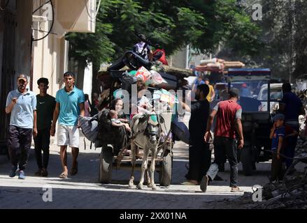 Les Palestiniens, portant leurs biens, sont en route pour migrer vers des zones plus sûres suite à l avertissement de l armée israélienne pour l évacuation les Palestiniens, portant leurs biens, sont en route pour migrer vers des zones plus sûres suite à l avertissement de l armée israélienne pour l évacuation des zones d Abu Areef et d Al-Mazra à Deir al-Balah, Gaza le 21 août 2024. Photo de Naaman Omar apaimages Dair El-Balah Gaza Gaza territoire palestinien 210824 Dair El-Balah NAA 0018 Copyright : xapaimagesxNaamanxOmarxxxapaimagesx Banque D'Images