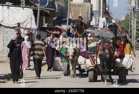 Les Palestiniens, portant leurs biens, sont en route pour migrer vers des zones plus sûres suite à l avertissement de l armée israélienne pour l évacuation les Palestiniens, portant leurs biens, sont en route pour migrer vers des zones plus sûres suite à l avertissement de l armée israélienne pour l évacuation des zones d Abu Areef et d Al-Mazra à Deir al-Balah, Gaza le 21 août 2024. Photo de Naaman Omar apaimages Dair El-Balah Gaza Gaza territoire palestinien 210824 Dair El-Balah NAA 0076 Copyright : xapaimagesxNaamanxOmarxxxapaimagesx Banque D'Images