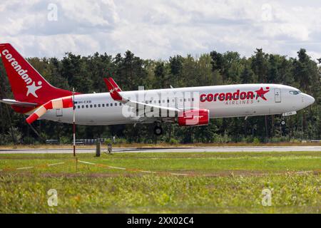 Flughafen Nürnberg Ein Corendon Airlines Boeing 737-800 mit der Registrierung 9H-CXB steht kurz vor dem Aufsetzen auf der Landebahn des Albrecht Dürer Airport Nürnberg. Der rote Rumpf und das logo von Corendon sind gut erkennbar. Nürnberg Bayern Deutschland *** Aéroport de Nuremberg Un Boeing 737 800 de Corendon Airlines immatriculé 9H CXB s'apprête à atterrir sur la piste de l'Aéroport Albrecht Dürer Nuremberg le fuselage rouge et le logo Corendon sont clairement reconnaissables Nuremberg Bavaria Allemagne 20240821-6V2A7022 Banque D'Images