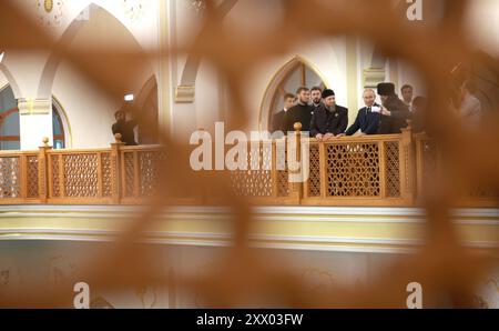 Grozny, Russie. 20 août 2024. Le président russe Vladimir Poutine, au centre, est donné une visite de la mosquée du prophète Isa par le mufti Salakh Mezhiyev, à droite, comme le chef tchétchène Ramzan Kadyrov, à gauche, regarde, le 20 août 2024 à Grozny, République tchétchène, Russie. La visite surprise de Poutine est sa première dans la région depuis 2011. Crédit : Vyacheslav Prokofyev/Kremlin Pool/Alamy Live News Banque D'Images