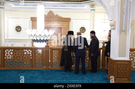 Grozny, Russie. 20 août 2024. Le président russe Vladimir Poutine, au centre, est donné une visite de la mosquée du prophète Isa par le mufti Salakh Mezhiyev, à gauche, comme le chef tchétchène Ramzan Kadyrov, à droite, regarde, le 20 août 2024 à Grozny, République tchétchène, Russie. La visite surprise de Poutine est sa première dans la région depuis 2011. Crédit : Vyacheslav Prokofyev/Kremlin Pool/Alamy Live News Banque D'Images