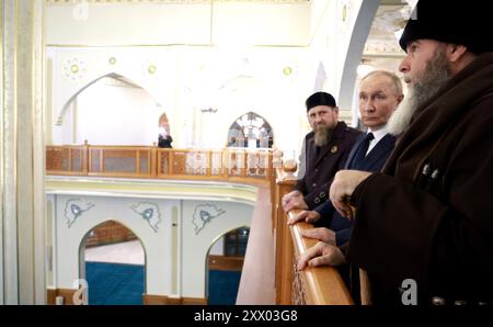 Grozny, Russie. 20 août 2024. Le président russe Vladimir Poutine, au centre, est donné une visite de la mosquée du prophète Isa par le mufti Salakh Mezhiyev, à droite, comme le chef tchétchène Ramzan Kadyrov, à gauche, regarde, le 20 août 2024 à Grozny, République tchétchène, Russie. La visite surprise de Poutine est sa première dans la région depuis 2011. Crédit : Vyacheslav Prokofyev/Kremlin Pool/Alamy Live News Banque D'Images