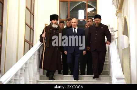 Grozny, Russie. 20 août 2024. Le président russe Vladimir Poutine, au centre, et le dirigeant tchétchène Ramzan Kadyrov, à droite, ont droit à une visite de la mosquée du prophète Isa par le mufti Salakh Mezhiyev, à gauche, le 20 août 2024 à Grozny, République tchétchène, Russie. La visite surprise de Poutine est sa première dans la région depuis 2011. Crédit : Vyacheslav Prokofyev/Kremlin Pool/Alamy Live News Banque D'Images