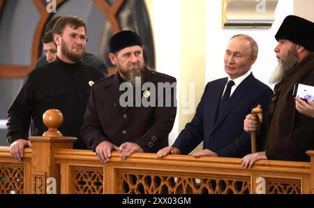 Grozny, Russie. 20 août 2024. Le président russe Vladimir Poutine, 2ème à droite, reçoit une visite de la mosquée du prophète Isa par le mufti Salakh Mezhiyev, à droite, comme le leader tchétchène Ramzan Kadyrov, 2ème à gauche, et le conseiller tchétchène Amrudi Edilgiriev, à gauche, regardez, le 20 août 2024 à Grozny, République tchétchène, Russie. La visite surprise de Poutine est sa première dans la région depuis 2011. Crédit : Vyacheslav Prokofyev/Kremlin Pool/Alamy Live News Banque D'Images