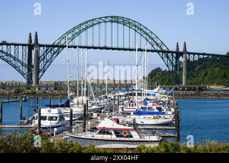 Newport, OREGON, États-Unis - 6 août 2024 ; pont de la baie de Yaquina sur la route américaine 101 et bateaux de plaisance en été Banque D'Images