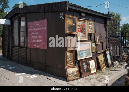 Madrid, Espagne. 21 août 2024. Bazar na Kole situé avec des étals antiques de toutes sortes de peintures d'occasion, livres, photographies, argenterie, appareils ménagers, vieux jouets, vêtements usagés et autres. À Varsovie, le 21 août 2024 Pologne crédit : Sipa USA/Alamy Live News Banque D'Images