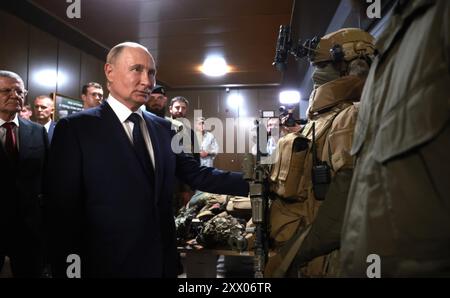 Gudermes, Russie. 20 août 2024. Le président russe Vladimir Poutine, au centre, voit une exposition d'armes étrangères capturées en Ukraine, lors d'une visite à l'École des forces spéciales russes, le 20 août 2024 à Gudermes, République tchétchène, Russie. La visite surprise de Poutine est sa première dans la région depuis 2011. Crédit : Vyacheslav Prokofyev/Kremlin Pool/Alamy Live News Banque D'Images