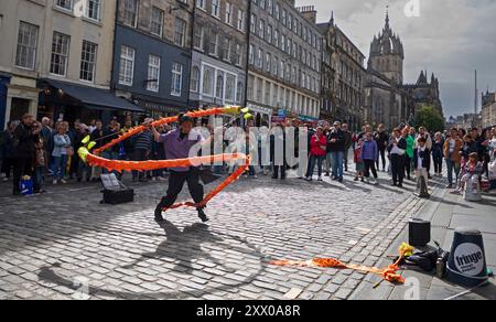 Edinburgh Festival Fringe, Royal Mile, Écosse, Royaume-Uni 21 août 2024. Troisième semaine mercredi sur le mile, un peu moins occupé et le public plus petit qu'auparavant. Temps très venteux avec des sorts ensoleillés et des averses. Sur la photo : Pan Diablo de Taiwan jouant sur le Royal Mile. Credit : Arch White/Alamy Live news. Banque D'Images