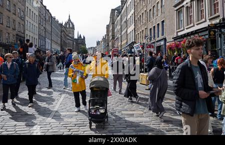 Edinburgh Festival Fringe, Royal Mile, Écosse, Royaume-Uni 21 août 2024. Troisième semaine mercredi sur le mile, un peu moins occupé et le public plus petit qu'auparavant. Temps très venteux avec des sorts ensoleillés et des averses. Credit : Arch White/Alamy Live news. Banque D'Images