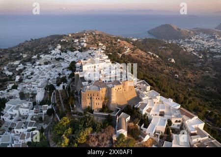 Vue aérienne de la ville de Chora sur l'île de Patmos (Grèce) avec le monastère Saint Jean le théologien Banque D'Images