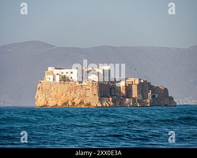 Base militaire espagnole de Peñón de Alhucemas au large des côtes marocaines - paysage Banque D'Images