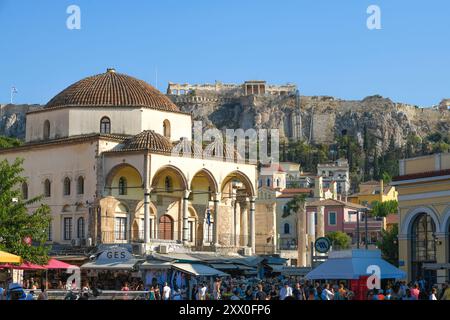 Place Monastiraki : Mosquée Tzistarakis, avec l'Acropole en arrière-plan. Athènes, Grèce Banque D'Images