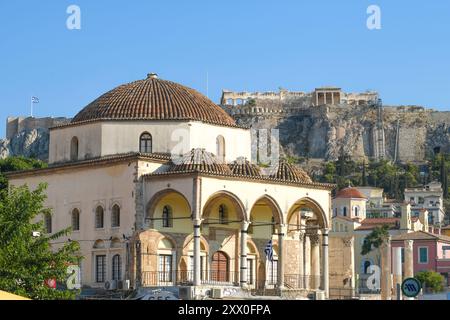 Place Monastiraki : Mosquée Tzistarakis, avec l'Acropole en arrière-plan. Athènes, Grèce Banque D'Images