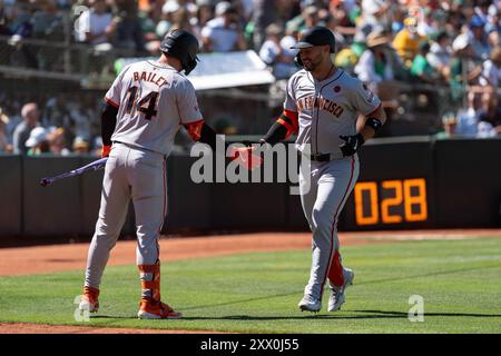 Michael Conforto (8), outfielder des Giants de San Francisco, célèbre avec son coéquipier Patrick Bailey (14), après avoir frappé un RU à domicile Banque D'Images