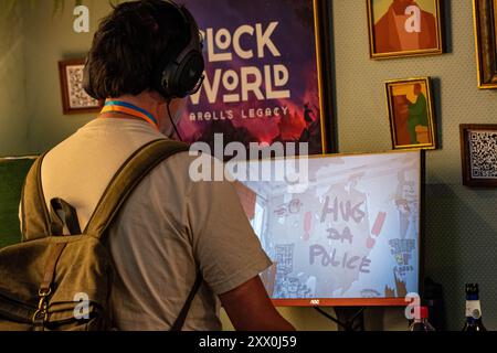 Cologne, Rhénanie du Nord-Westphalie, Allemagne. 21 août 2024. Un participant à la Gamescom 2024 joue au jeu vidéo indépendant Berlin Apartment dans le centre de congrès Koelnmesse à Cologne, Rhénanie du Nord-Westphalie, Allemagne, le 21 août 2024. La gamescom est le plus grand salon annuel de jeux vidéo au monde. (Crédit image : © Kai Dambach/ZUMA Press Wire) USAGE ÉDITORIAL SEULEMENT! Non destiné à UN USAGE commercial ! Banque D'Images