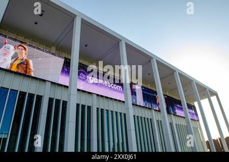 Cologne, Rhénanie du Nord-Westphalie, Allemagne. 21 août 2024. Le centre de conférence Koelnmesse de Cologne, Rhénanie du Nord-Westphalie, Allemagne, affiche une pancarte accueillant les participants à la Gamescom 2024 le 21 août 2024. La gamescom est le plus grand salon annuel de jeux vidéo au monde. (Crédit image : © Kai Dambach/ZUMA Press Wire) USAGE ÉDITORIAL SEULEMENT! Non destiné à UN USAGE commercial ! Banque D'Images