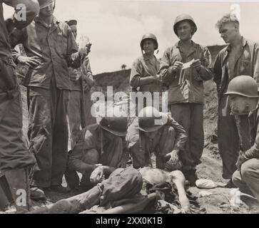 Guerre mondiale IIe bataille de Guam (1944). Du 21 juillet au 10 août 1944 blessés à Guam. Ce Marine, blessé à la tête et à la poitrine lors d'un assaut contre les positions japonaises au sommet de Sugar Bluff, Guam, reçoit du plasma sanguin pour contrer le choc et la perte de sang, dans une station de secours de première ligne. Banque D'Images