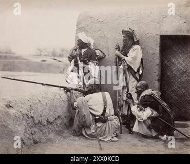 Deuxième guerre anglo-afghane. Photo vintage d'un groupe d'Afridis à Jamrud. Afghanistan. 1878-1880 Banque D'Images