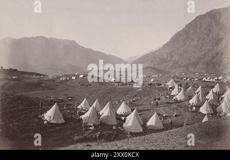 Photo vintage du camp britannique sur Shagai Heights. Shagai Heights est une zone de terres plates le long du col de Khyber. Fort Al Creator était à proximité. L'ascension vers le plateau de Shagai commence près de l'entrée du col de Khyber depuis le sud-est à Peshawar dans ce qui est maintenant le Pakistan. Banque D'Images