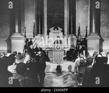 Photographie du président John F. Kennedy parlant à l'ouverture de l'exposition des estampes navales du président Franklin D. Roosevelt. 27 juin 1962. Banque D'Images