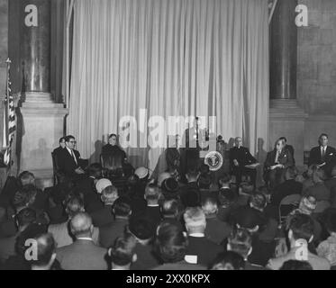 Photographie du président Harry S Truman prononçant le discours principal lors de la cérémonie de dévoilement. 15 décembre 1952 Banque D'Images