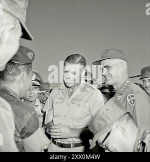 Guerre du Vietnam. Le secrétaire à la Défense Robert McNamara et le général Westmoreland, commandant du Commandement de l'assistance au Vietnam, discutent avec le général Tee des conditions de la guerre au Vietnam. Le général Tee est commandant de corps dans la région de Danang. Août 1965 Banque D'Images