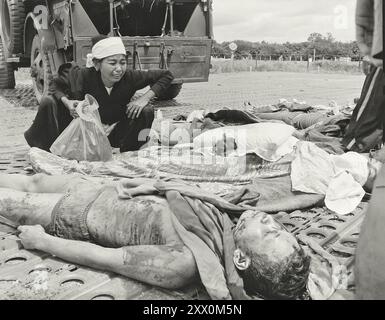 Une femme vietnamienne pleure sur le corps de son mari, l'une des victimes de l'armée vietnamienne subie lors de la guerre avec le Viet Cong au Sud-Vietnam. 1965 Banque D'Images