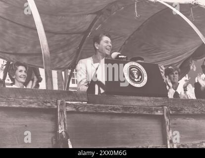 Le président Ronald Reagan prend la parole lors de la célébration des Journées Santa-Cali-Gon à Independence, Missouri, alors que la première dame Nancy Reagan (à gauche) regarde. 2 septembre 1985 Banque D'Images